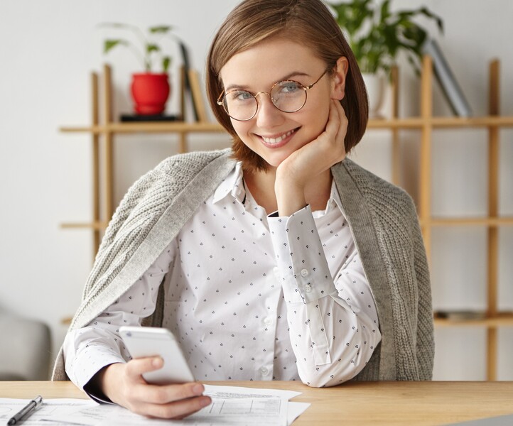elegant-businesswoman-dressed-formally2 - kopie